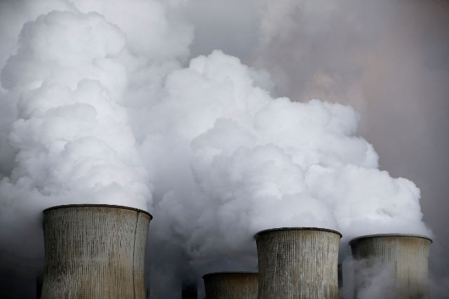 Steam rises from the cooling towers of the coal power plant of RWE, one of Europe's biggest electricity and gas companies in Niederaussem, Germany, March 3, 2016. REUTERS/Wolfgang Rattay