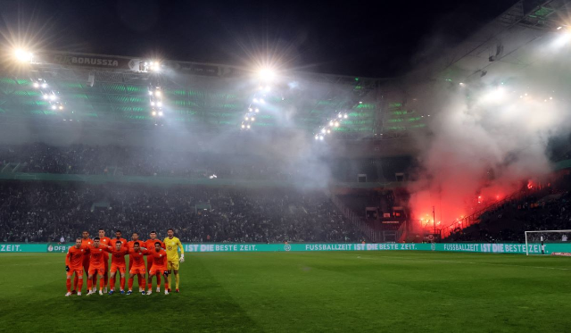 General view as VfL Wolfsburg players pose for a team group photo before a match, Borussia Moenchengladbach v VfL Wolfsburg - Borussia-Park, Moenchengladbach, Germany. December 5, 2023 REUTERS/Wolfgang Rattay