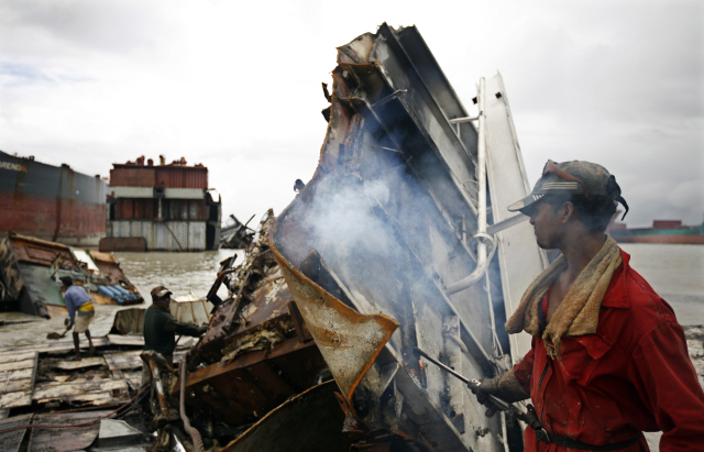 Workers weld a wrecked part of a ship at a ship-breaking yard in Chittagong August 19, 2009. REUTERS/Andrew Biraj