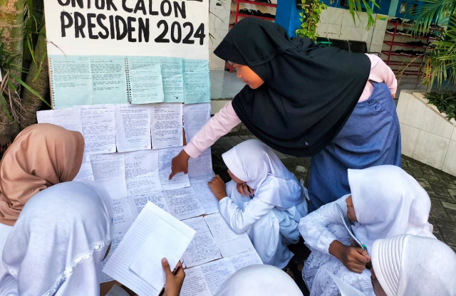 Aeshnina Azzahra Aqilani discusses the letters with students from Muhammadiyah 1 Wringinanom elementary school, Gresik, Indonesia on January 13, 2024. Thomson Reuters Foundation/Asad Asnawi