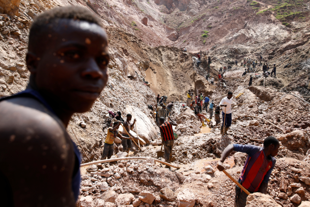 Labourers work at an open shaft of the SMB coltan mine near the town of Rubaya in the Eastern Democratic Republic of Congo, August 13, 2019. REUTERS/Baz Ratner